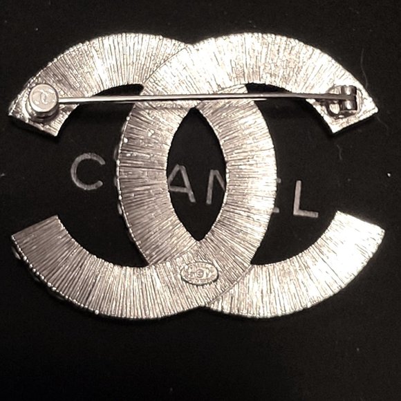 SOLD NEW AUTHENTIC Large CHANEL CC Logo Crystal Silver Classic PIN BROOCH (F21V) - Picture 7 of 12
